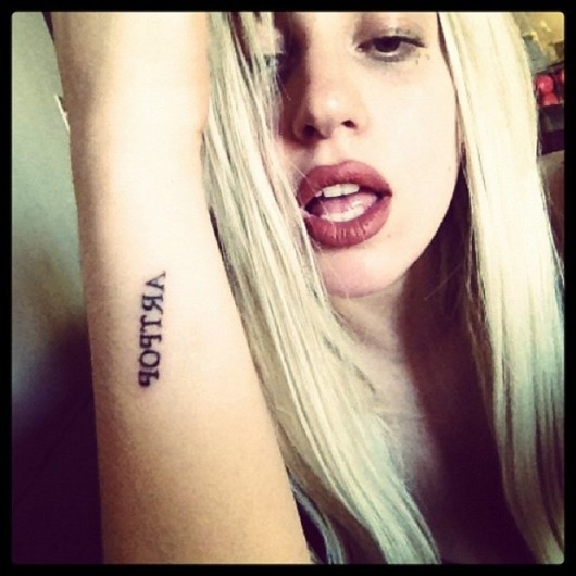 Lady Gaga révèle un nouveau tatouage Lady Gaga révèle un nouveau tatouage