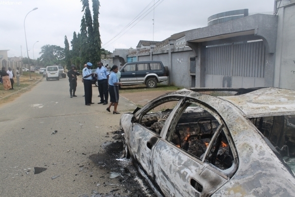 PHOTOS - Le siège du parti de Gbagbo attaqué à Abidjan, deux blessés (AFP) PHOTOS - Le siège du parti de Gbagbo attaqué à Abidjan, deux blessés (AFP)