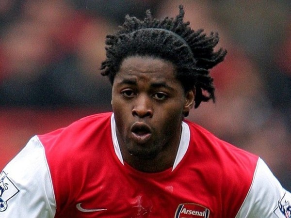 Transfert : Arsenal perd Alexandre Song qui rejoint Barcelone Transfert : Arsenal perd Alexandre Song qui rejoint Barcelone
