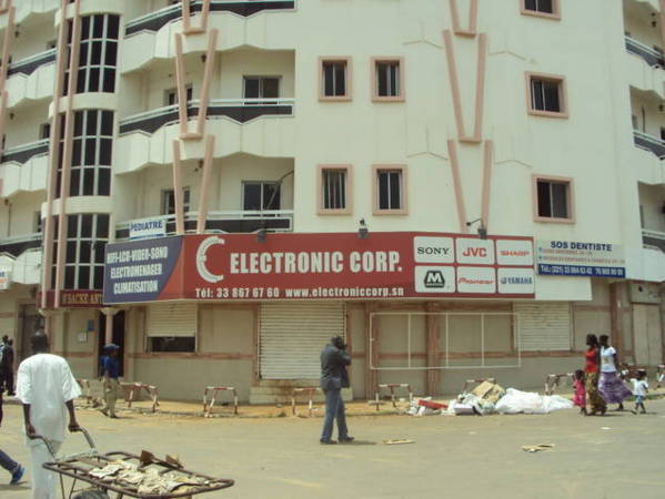 URGENT: L'immeuble Cheikh Anta Mbacké sis à Liberté 6 serait entrain de s’effondrer URGENT: L'immeuble Cheikh Anta Mbacké sis à Liberté 6 serait entrain de s’effondrer