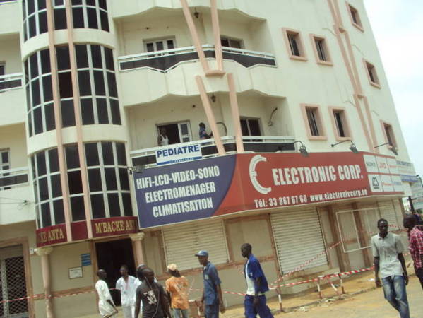 URGENT: L'immeuble Cheikh Anta Mbacké sis à Liberté 6 serait entrain de s’effondrer URGENT: L'immeuble Cheikh Anta Mbacké sis à Liberté 6 serait entrain de s’effondrer