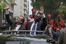 François Hollande encourage Macky Sall à "récupérer les biens mal acquis" François Hollande encourage Macky Sall à "récupérer les biens mal acquis"