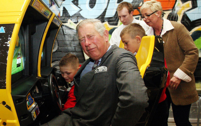 PHOTOS Le prince Charles s’éclate sur un jeu d’arcade PHOTOS Le prince Charles s’éclate sur un jeu d’arcade