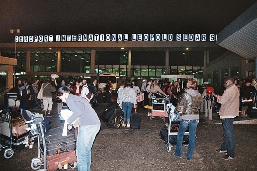 Aéroport LSS: Une très haute autorité de l'Etat se fait chiper son sac à main Aéroport LSS: Une très haute autorité de l'Etat se fait chiper son sac à main