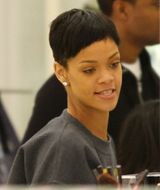 Rihanna : Elle a une nouvelle fois agressé Karrueche Tran dans une boite de nuit Rihanna : Elle a une nouvelle fois agressé Karrueche Tran dans une boite de nuit