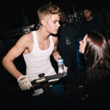 Justin Bieber : la fan qu’il a tripotée le défend ! Justin Bieber : la fan qu’il a tripotée le défend !