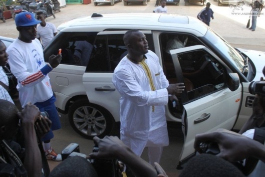 Pare-brise du véhicule de Modou Lô cassé Pare-brise du véhicule de Modou Lô cassé