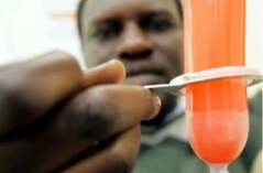 Un Sénégalais invente le préservatif du futur : il le présente en Suisse