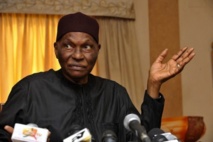 Hamath Suzanne Kamara avertit Wade: "S’il perturbe la quiétude des Sénégalais, il sera mis en résidence surveillée" Hamath Suzanne Kamara avertit Wade: "S’il perturbe la quiétude des Sénégalais, il sera mis en résidence surveillée"