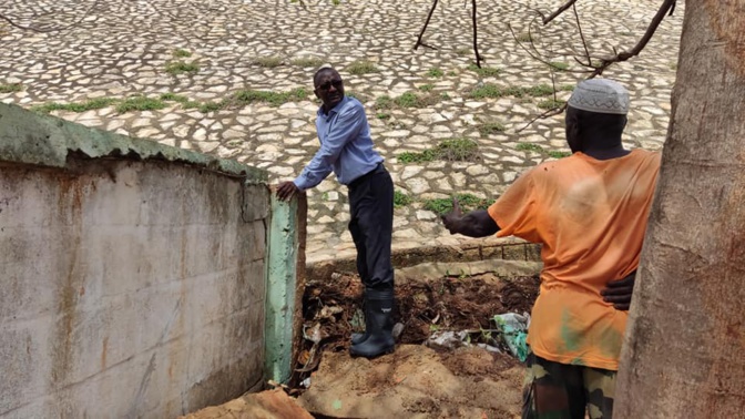 Affaissement d'un muret au cimetière de Ouakam : Le maire Abdoul Aziz Gueye sur les lieux, promet une exécution rapide des travaux Affaissement d'un muret au cimetière de Ouakam : Le maire Abdoul Aziz Gueye sur les lieux, promet une exécution rapide des travaux