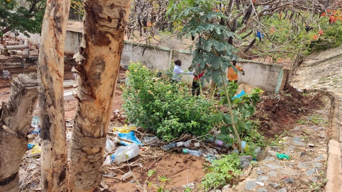 Affaissement d'un muret au cimetière de Ouakam : Le maire Abdoul Aziz Gueye sur les lieux, promet une exécution rapide des travaux Affaissement d'un muret au cimetière de Ouakam : Le maire Abdoul Aziz Gueye sur les lieux, promet une exécution rapide des travaux