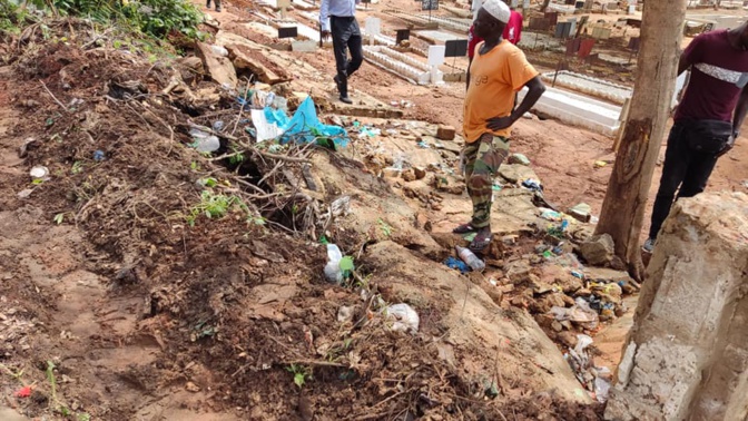 Affaissement d'un muret au cimetière de Ouakam : Le maire Abdoul Aziz Gueye sur les lieux, promet une exécution rapide des travaux Affaissement d'un muret au cimetière de Ouakam : Le maire Abdoul Aziz Gueye sur les lieux, promet une exécution rapide des travaux