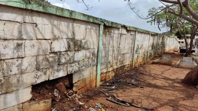 Affaissement d'un muret au cimetière de Ouakam : Le maire Abdoul Aziz Gueye sur les lieux, promet une exécution rapide des travaux Affaissement d'un muret au cimetière de Ouakam : Le maire Abdoul Aziz Gueye sur les lieux, promet une exécution rapide des travaux