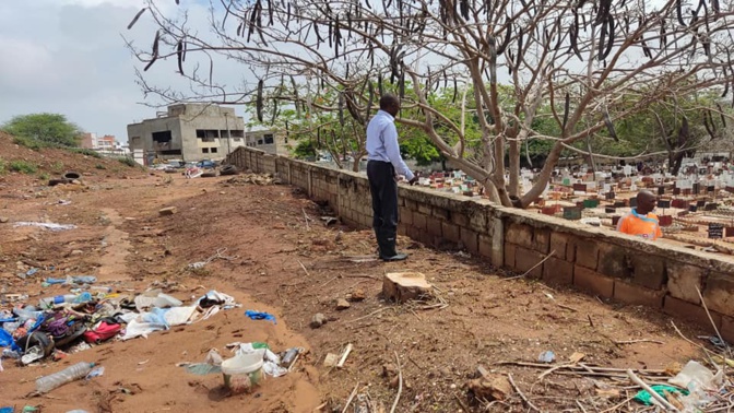 Affaissement d'un muret au cimetière de Ouakam : Le maire Abdoul Aziz Gueye sur les lieux, promet une exécution rapide des travaux Affaissement d'un muret au cimetière de Ouakam : Le maire Abdoul Aziz Gueye sur les lieux, promet une exécution rapide des travaux
