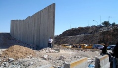 Corniche: le "mur de la honte" tombé, la Turquie invitée à venir balayer ses gravats (photo) Corniche: le "mur de la honte" tombé, la Turquie invitée à venir balayer ses gravats (photo)