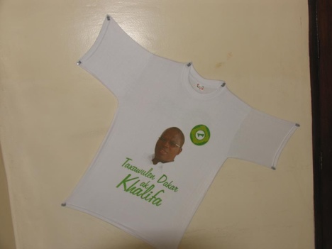 Les tee-shirts à l’effigie de Khalifa Sall se vendent comme de petits pains. Les tee-shirts à l’effigie de Khalifa Sall se vendent comme de petits pains.