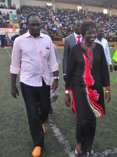 Grand Yoff : Adama Faye tabasse un jeune pro-Khalifa, Mimi Touré applaudit Grand Yoff : Adama Faye tabasse un jeune pro-Khalifa, Mimi Touré applaudit