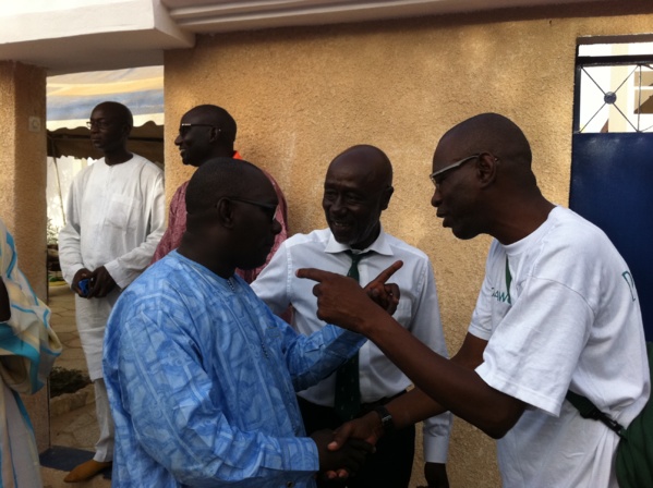 Au siège de Bess Du Niak où il s'est arrêté pour saluer ses amis Tidjane Gueye et le candidat Mame Malick Sy, Pierre Sané discute avec Amadou Kane de l'ONCAV et Tidjane Kane, mandataire de Taxawu Dakar Au siège de Bess Du Niak où il s'est arrêté pour saluer ses amis Tidjane Gueye et le candidat Mame Malick Sy, Pierre Sané discute avec Amadou Kane de l'ONCAV et Tidjane Kane, mandataire de Taxawu Dakar