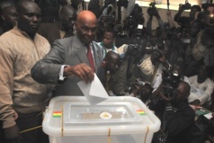 Me Wade appelle les Sénégalais de sortir et à voter massivement Me Wade appelle les Sénégalais de sortir et à voter massivement