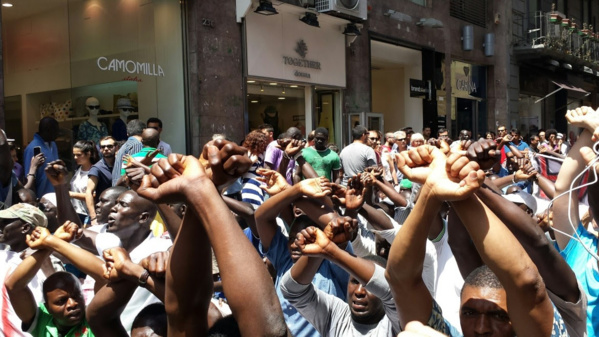 Italie : Sit-in des « modou modou » après l’agression sur un Sénégalais par les policiers de Naples Italie : Sit-in des « modou modou » après l’agression sur un Sénégalais par les policiers de Naples