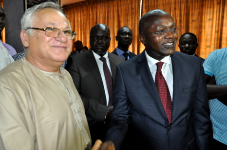Ali Haidar a passé le témoin à Oumar Gueye,nouveau Ministre de la pêche et de l'Economie Maritime Ali Haidar a passé le témoin à Oumar Gueye,nouveau Ministre de la pêche et de l'Economie Maritime