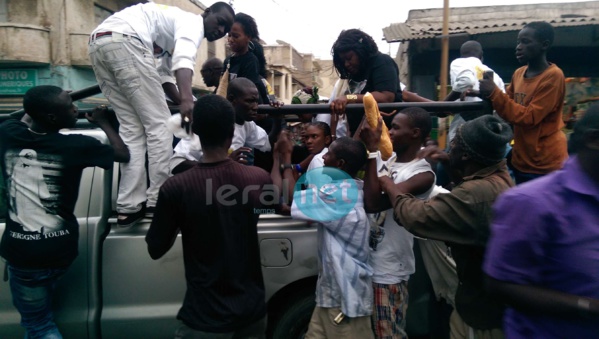 Photos - La Police arrête des partisans de Karim Wade qui offraient du “Ndogou” à Sandaga Photos - La Police arrête des partisans de Karim Wade qui offraient du “Ndogou” à Sandaga