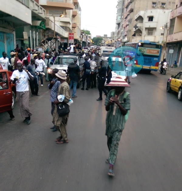 Photos - La Police arrête des partisans de Karim Wade qui offraient du “Ndogou” à Sandaga Photos - La Police arrête des partisans de Karim Wade qui offraient du “Ndogou” à Sandaga