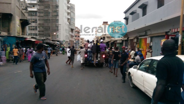 Photos - La Police arrête des partisans de Karim Wade qui offraient du “Ndogou” à Sandaga Photos - La Police arrête des partisans de Karim Wade qui offraient du “Ndogou” à Sandaga