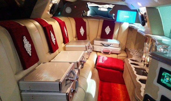 Kara présente sa limousine, « musée mobile » Kara présente sa limousine, « musée mobile »