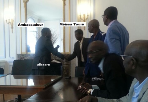 Le PDS investit l’Ambassade du Sénégal à Paris : la Police française les bloque…(Photos) Le PDS investit l’Ambassade du Sénégal à Paris : la Police française les bloque…(Photos)