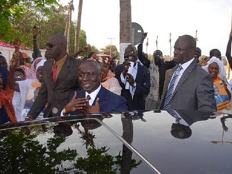 Idrissa Seck raille Macky Sall : "Je ne suis pas hésitant, ma femme ne me choisit pas mes ministres" Idrissa Seck raille Macky Sall : "Je ne suis pas hésitant, ma femme ne me choisit pas mes ministres"