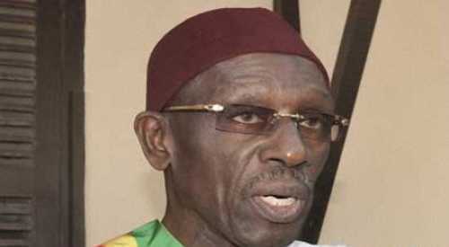 Doudou Wade, sur des béquilles, présente ses condoléances à Thierno Bocoum Doudou Wade, sur des béquilles, présente ses condoléances à Thierno Bocoum