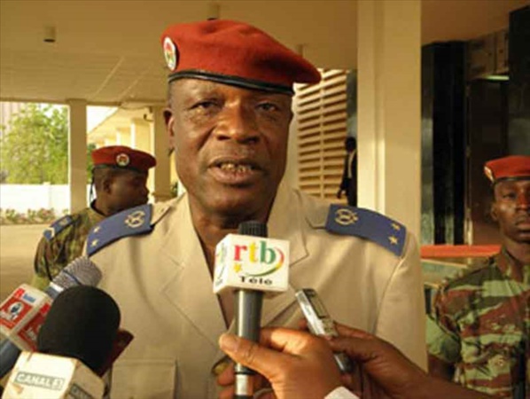 Burkina: un général en retraite, soutenu par des manifestants, rencontre l’état-major des armées (AFP) Burkina: un général en retraite, soutenu par des manifestants, rencontre l’état-major des armées (AFP)