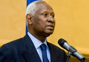 Burkina Faso: Abdou Diouf 'prend acte' de la démission de Compaoré et appelle à la retenue Burkina Faso: Abdou Diouf 'prend acte' de la démission de Compaoré et appelle à la retenue