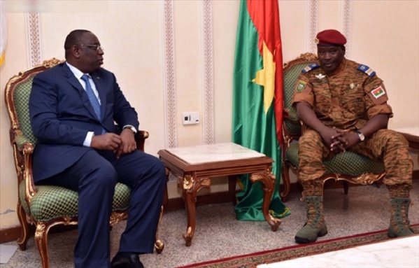 Macky Sall à Ouaga pour mettre la pression sur les militaires Macky Sall à Ouaga pour mettre la pression sur les militaires