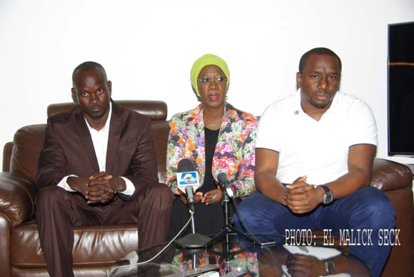 ODCAV-Dakar: Anta Sarr Diacko et Elimane Lam offrent des lots de maillots à la Zone 4 B de Sicap ODCAV-Dakar: Anta Sarr Diacko et Elimane Lam offrent des lots de maillots à la Zone 4 B de Sicap