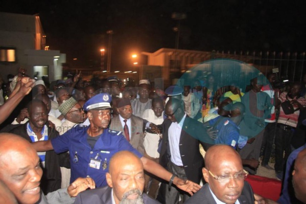 Me Abdoulaye Wade est de retour à Dakar (Regardez les images) Me Abdoulaye Wade est de retour à Dakar (Regardez les images)