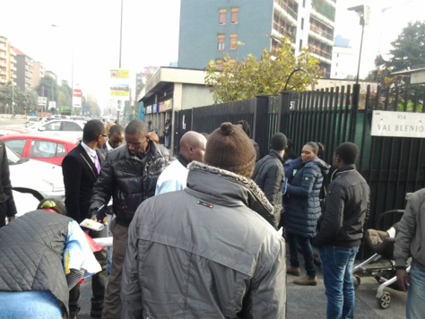 Photos - En sit-in devant le Consulat du Sénégal à Milan, des pro-Karim dénoncent le régime "autoritaire" de Macky Sall Photos - En sit-in devant le Consulat du Sénégal à Milan, des pro-Karim dénoncent le régime "autoritaire" de Macky Sall