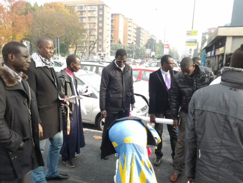 Photos - En sit-in devant le Consulat du Sénégal à Milan, des pro-Karim dénoncent le régime "autoritaire" de Macky Sall Photos - En sit-in devant le Consulat du Sénégal à Milan, des pro-Karim dénoncent le régime "autoritaire" de Macky Sall