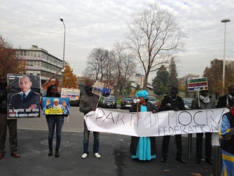 Photos - En sit-in devant le Consulat du Sénégal à Milan, des pro-Karim dénoncent le régime "autoritaire" de Macky Sall Photos - En sit-in devant le Consulat du Sénégal à Milan, des pro-Karim dénoncent le régime "autoritaire" de Macky Sall