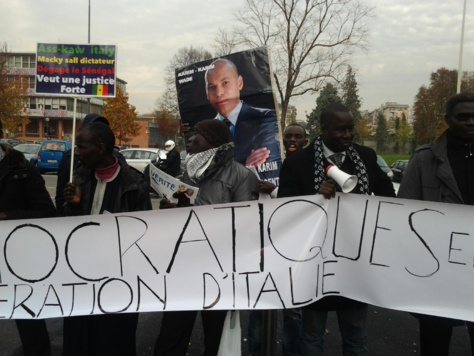 Photos - En sit-in devant le Consulat du Sénégal à Milan, des pro-Karim dénoncent le régime "autoritaire" de Macky Sall Photos - En sit-in devant le Consulat du Sénégal à Milan, des pro-Karim dénoncent le régime "autoritaire" de Macky Sall