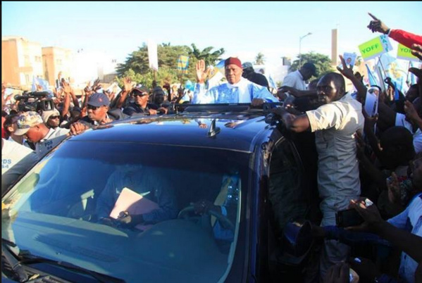 Touba – Wade accueilli par un bain de foule Touba – Wade accueilli par un bain de foule