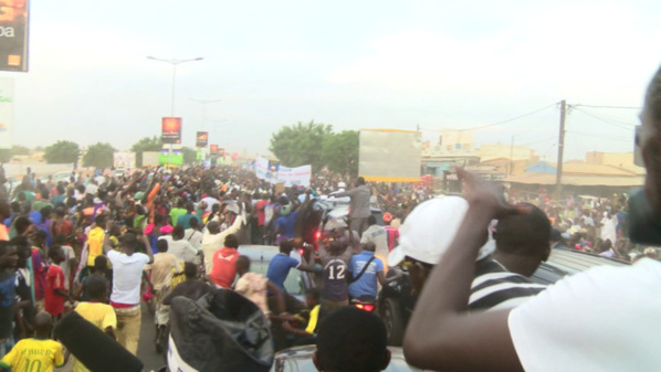Touba – Wade accueilli par un bain de foule Touba – Wade accueilli par un bain de foule