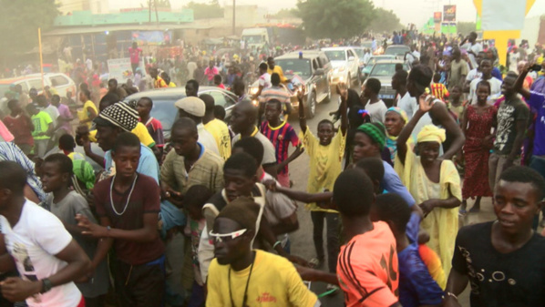 Touba – Wade accueilli par un bain de foule Touba – Wade accueilli par un bain de foule