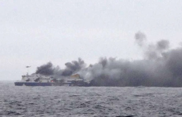 Les images du ferry en flammes au large de la Grèce Les images du ferry en flammes au large de la Grèce
