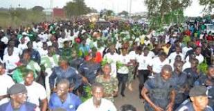 Gambie: Au lendemain de la tentative de putsch, l'armée organise une marche de soutien à Jammeh Gambie: Au lendemain de la tentative de putsch, l'armée organise une marche de soutien à Jammeh