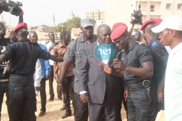Urgent - La manifestation de l'opposition violemment réprimée: Omar Sarr, Me Amadou Sall, Mamadou Diop Decroix... arrêtés ! Urgent - La manifestation de l'opposition violemment réprimée: Omar Sarr, Me Amadou Sall, Mamadou Diop Decroix... arrêtés !