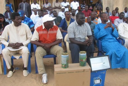 El Malick SECK à Thies pour gazonner le champ de course et offrir 100 projecteurs El Malick SECK à Thies pour gazonner le champ de course et offrir 100 projecteurs