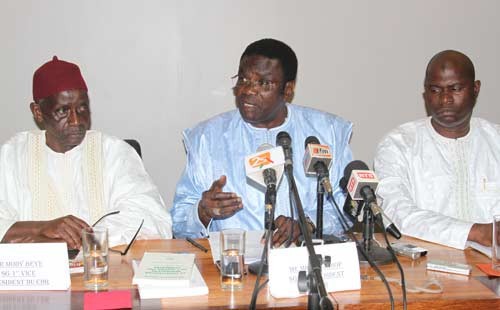 PPC : Me Mbaye Jacques Diop cède son fauteuil à Seydou Diouf et indique la voie à suivre à Niass, Wade, Tanor et consorts PPC : Me Mbaye Jacques Diop cède son fauteuil à Seydou Diouf et indique la voie à suivre à Niass, Wade, Tanor et consorts