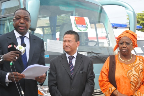Coopération: La chine offre 13 véhicules dont 3 ambulances Coopération: La chine offre 13 véhicules dont 3 ambulances